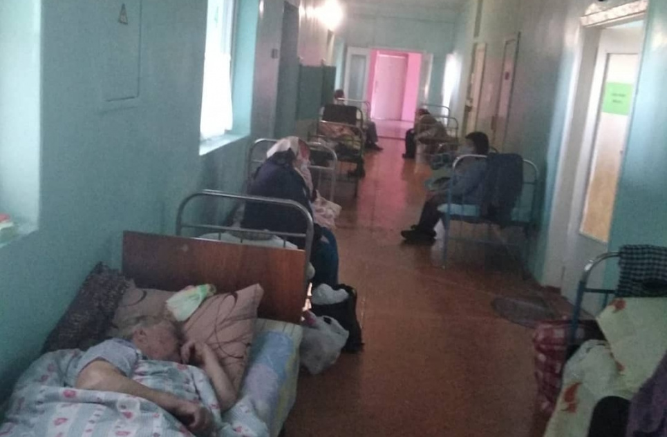 Лікарні на Харківщині забиті хворими на COVID: люди без світла лежать в коридорах (відео)