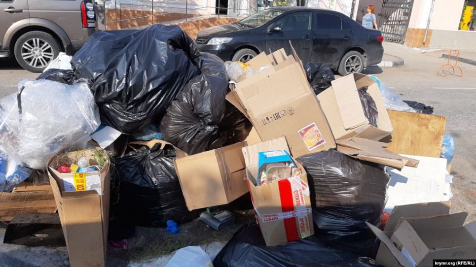 В Криму серед міста ростуть гори сміття (фото)