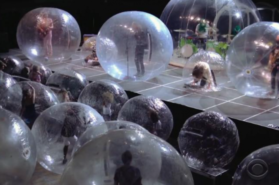 Кілька сотень людей відпочили на концерті у надувних кулях (відео)