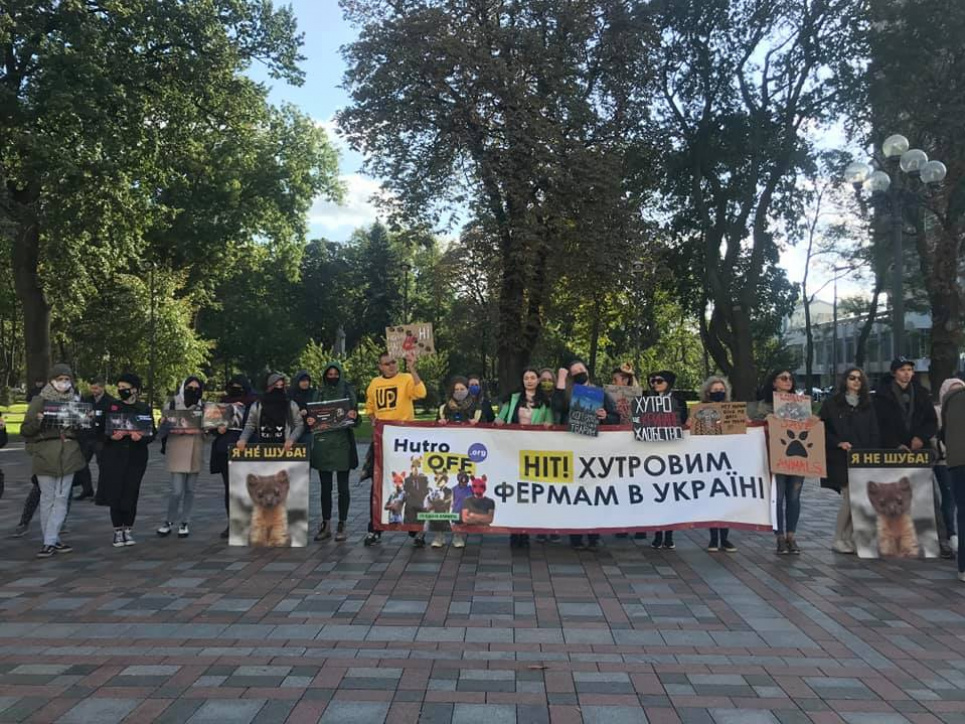 «Защита животных — это о защите людей»: экоактивисты устроили пикет под Верховной Радой (фото, видео) Фото: ОО «Кампания ХутроOFF»