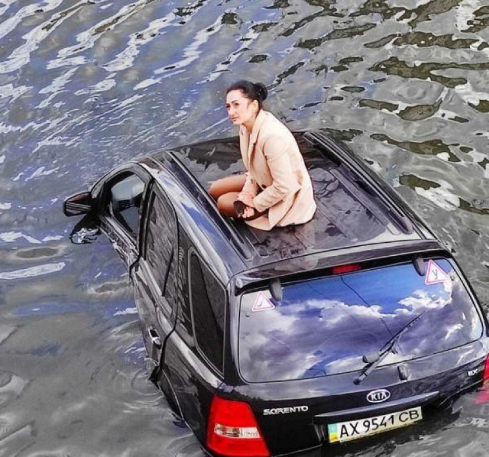 Спасала кошку. Водитель, которая слетела с машиной с набережной в Харькове, объяснила ДТП (фото)