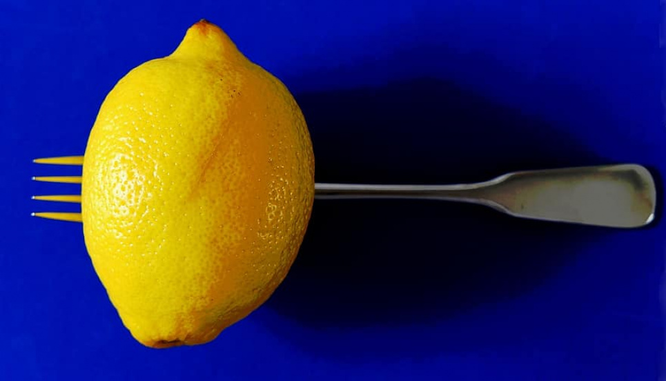 Лікар розповідає, кому лимонна вода зашкодить
