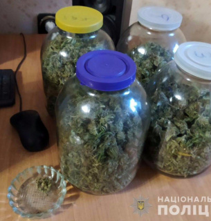 Замість помідорів "консервували" марихуану: сімейна пара піде під суд