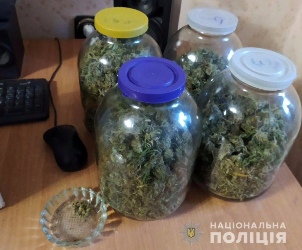 Замість помідорів "консервували" марихуану: сімейна пара піде під суд