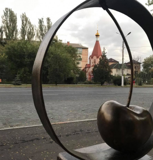 У Полтаві — галушки, у Мелітополі — черешні. Ягоді поставили пам'ятник Фото: iz.com.ua