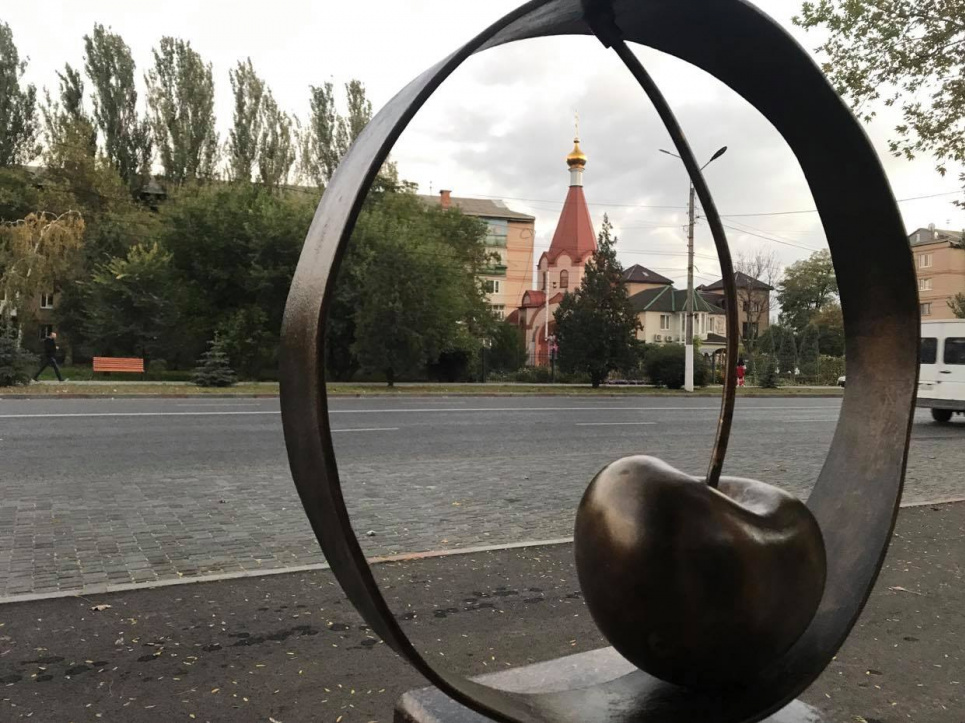 У Полтаві — галушки, у Мелітополі — черешні. Ягоді поставили пам'ятник Фото: iz.com.ua