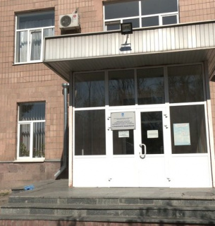Опять коронавирусное самоубийство: в Харькове мужчина выпал из окна больницы