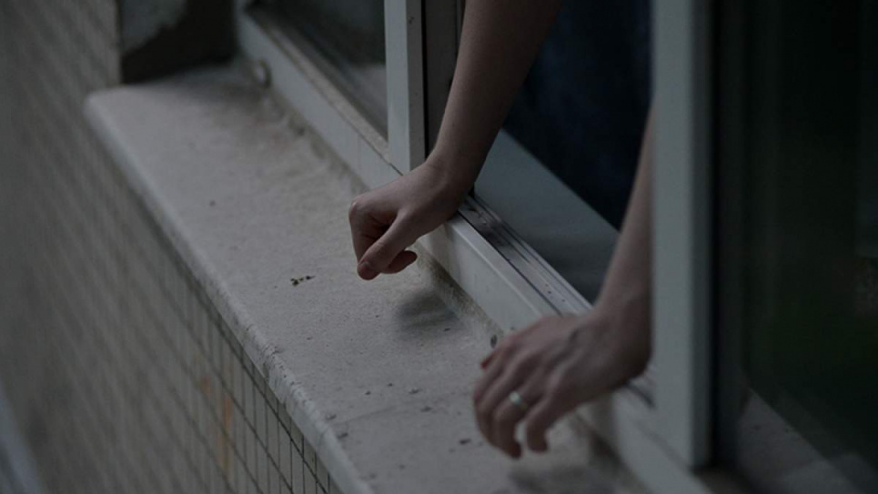 У Києві патрульні врятували жінку, яка намагалася стрибнути з 12-поверху (відео)