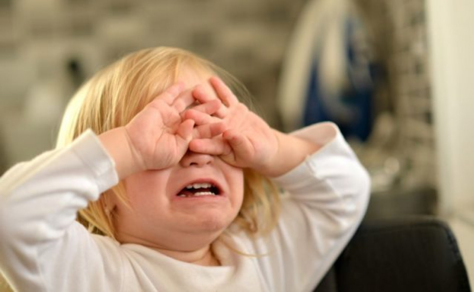 На Прикарпатті мати покинула на кілька днів малих дітей у закритій квартирі без їжі (фото)