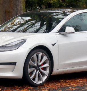 Tesla починає поставки в Європу електромобілів китайської збірки