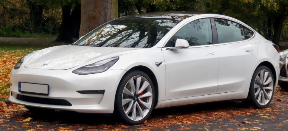 Tesla починає поставки в Європу електромобілів китайської збірки