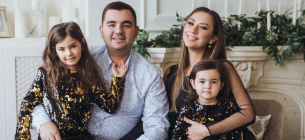 Фото - Олег Кулиняк з дружиною і доньками 