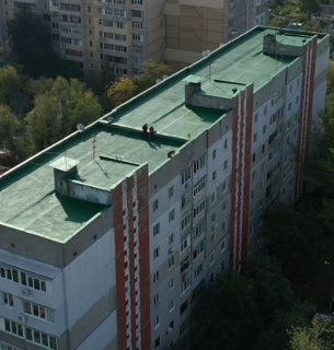 У Миколаєві люди заробили на капремонт будинку здавши дах в оренду (відео)