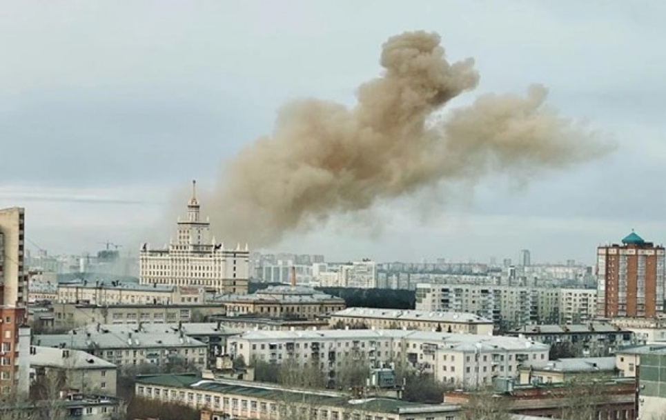 В Челябинске горит больница, видео взрыва