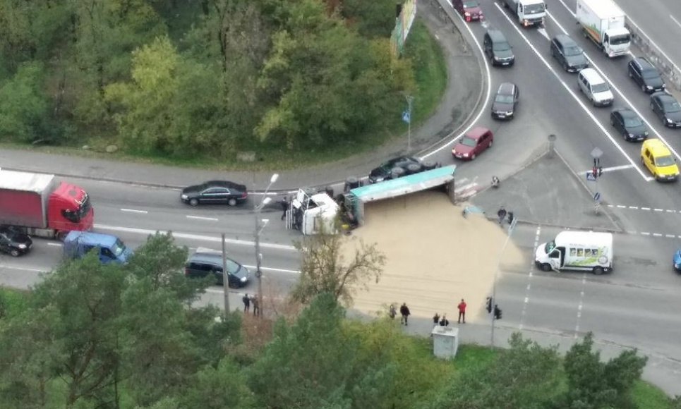 На Оболоні аварія: перекинулася вантажівка, засипавши дорогу соєю (фото) Фото і відео: Київ зараз