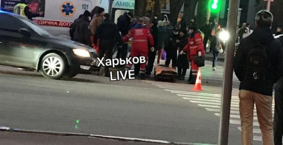 Авария в Харькове: автомобиль "налетел" на четырех человек на остановке