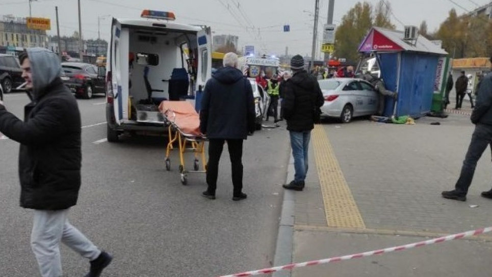 Аварія у Києві: автівка в'їхала в зупинку, є загиблі (фото, відео: 18+) Фото: Київ зараз