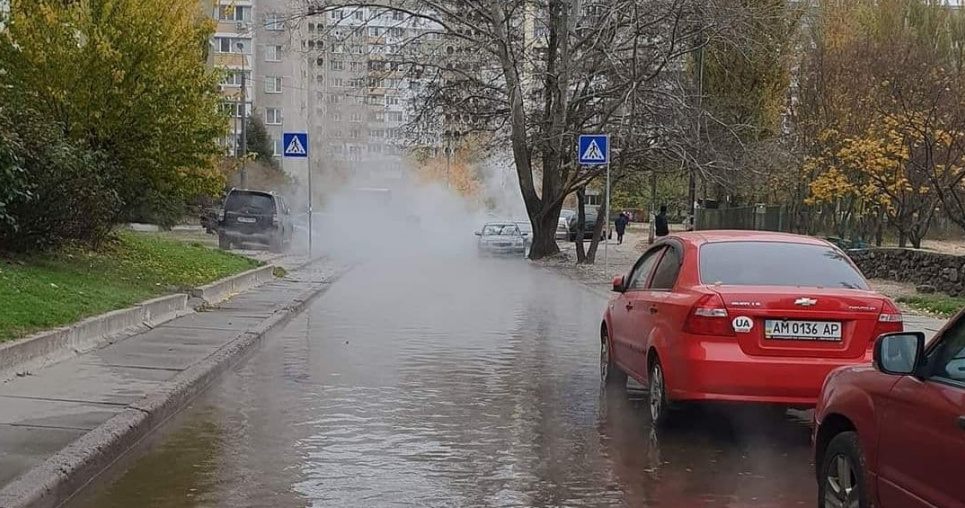 У столиці окроп залив вулицю (відео)