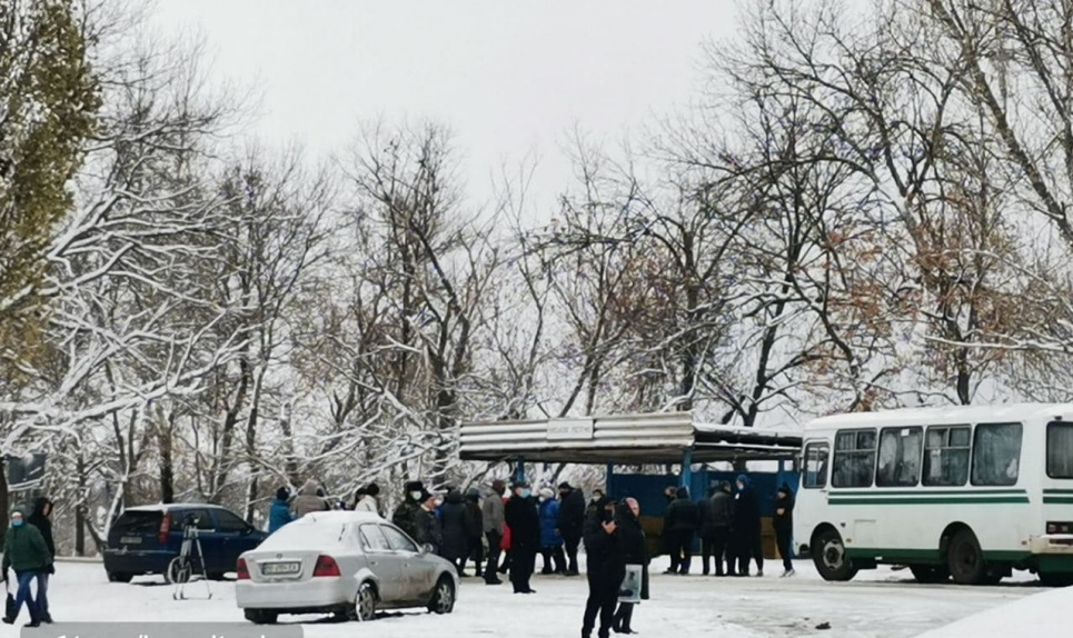 На Харківщині місто у снігу, а опалення досі немає: люди перекрили трасу на знак протесту (фото)