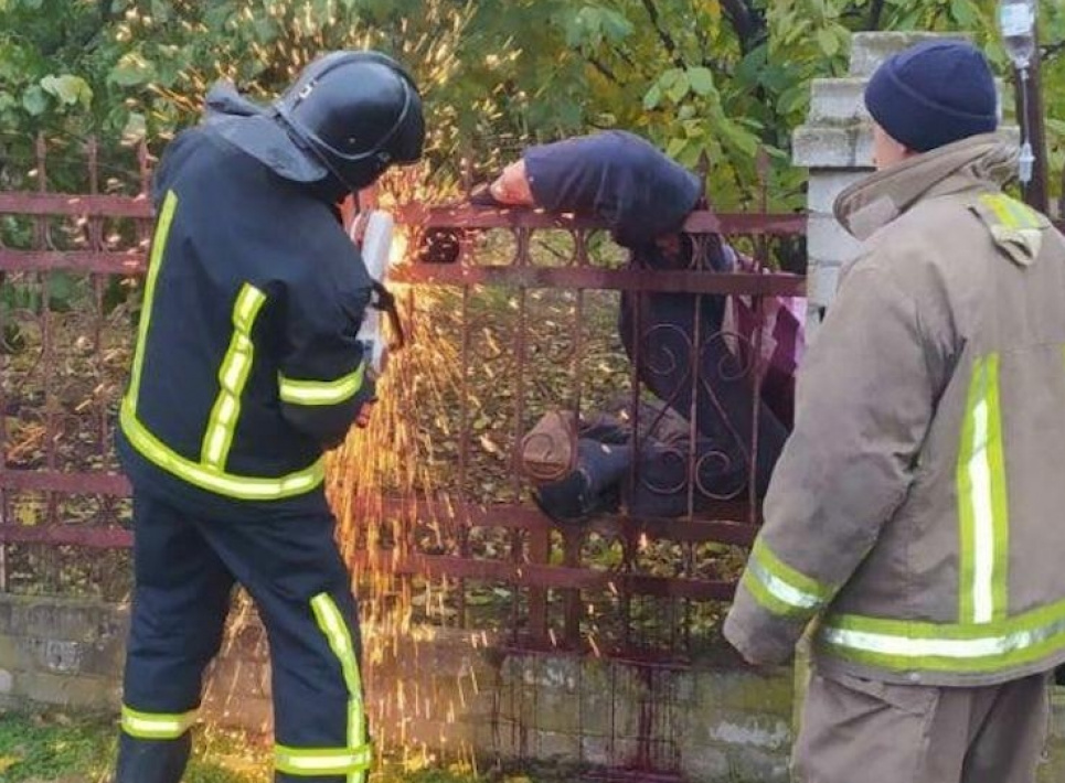 На Одещині чоловіка, який проткнув ногу шпилем від паркану, рятували бензорізом Всі фото 7 каналу