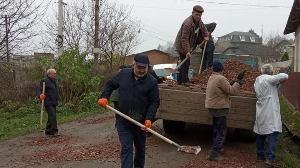 Грошей немає: на Тернопільщині медики голими руками ремонтують дорогу (фото)