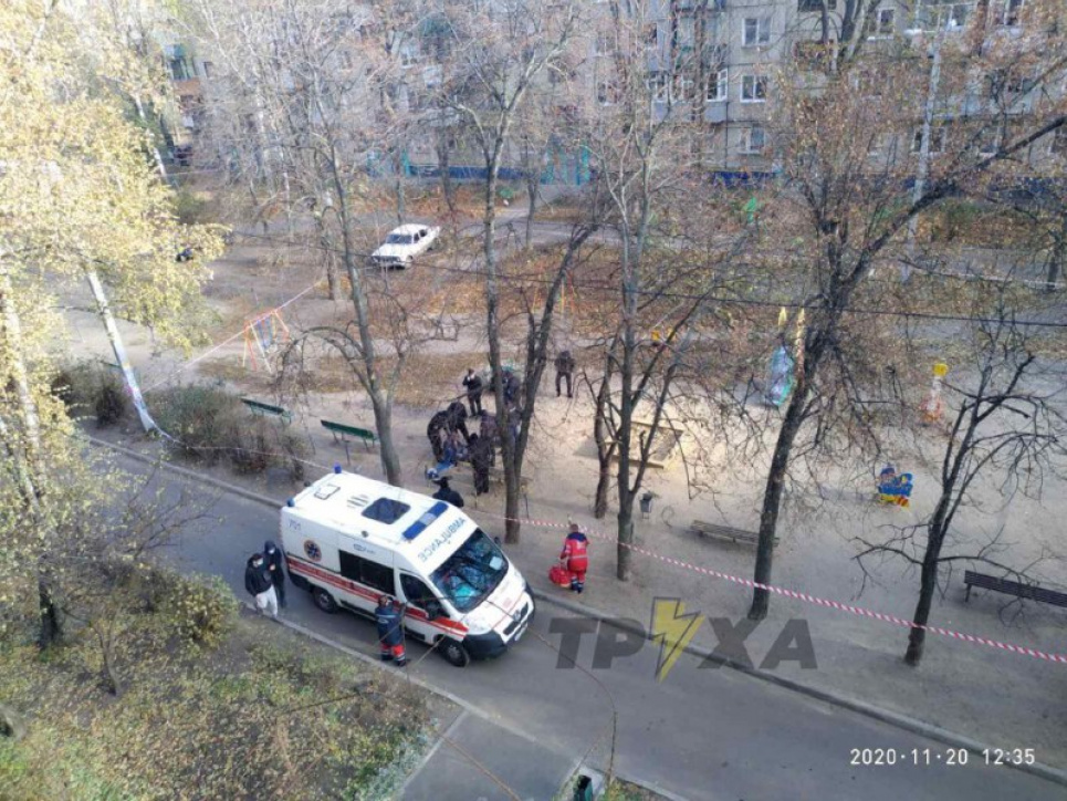 Мужчина взорвал себя на детской площадке, угрожая бывшей жене