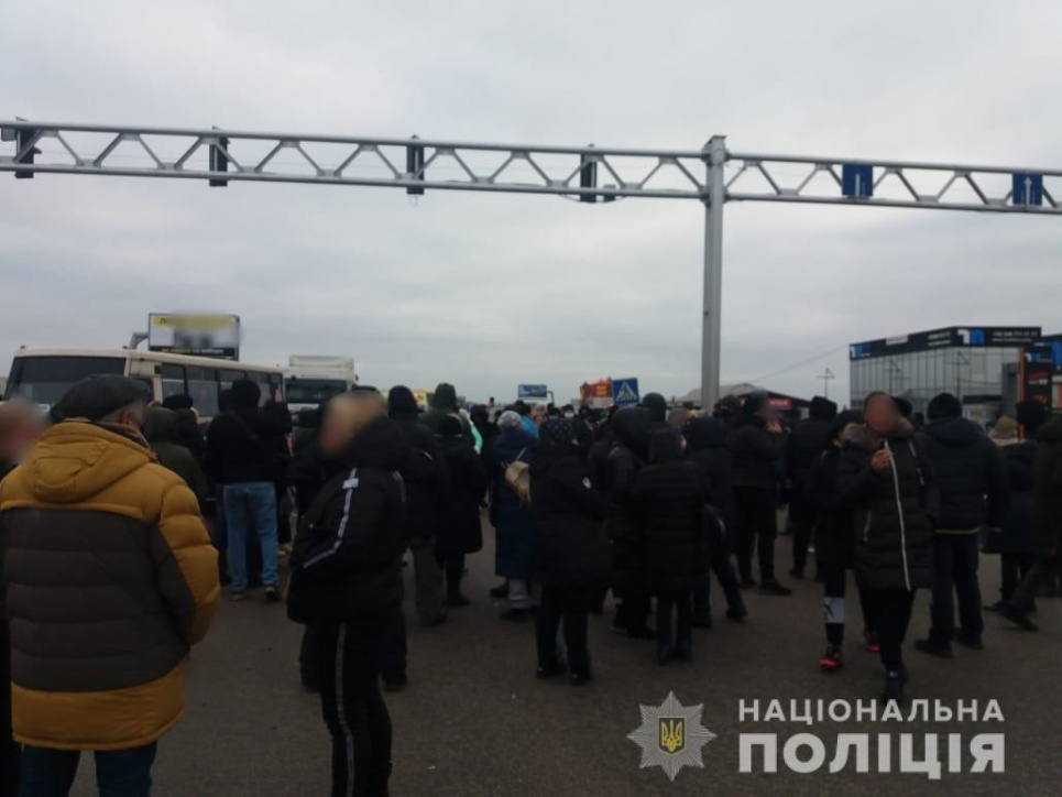 Противников карантина выходного дня полиция силой прогнала с одесской трассы (видео)