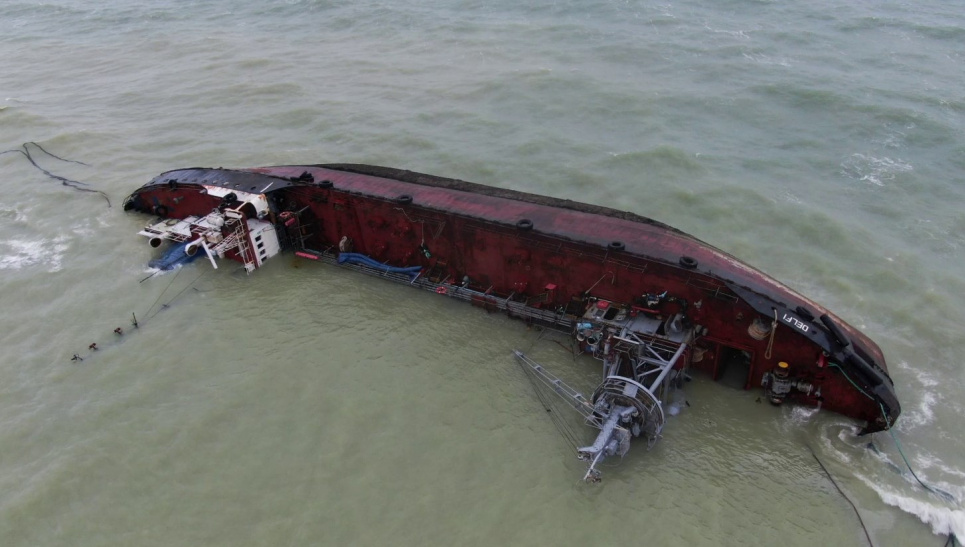 Танкер "Делфі" заливав нафтою пляжі Одеси вісім місяців. Фото зі сторінки ДЕІ 