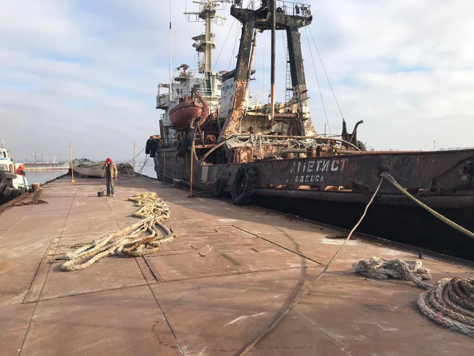 «Аметист» не тоне, і палива в Чорному морі немає — заява