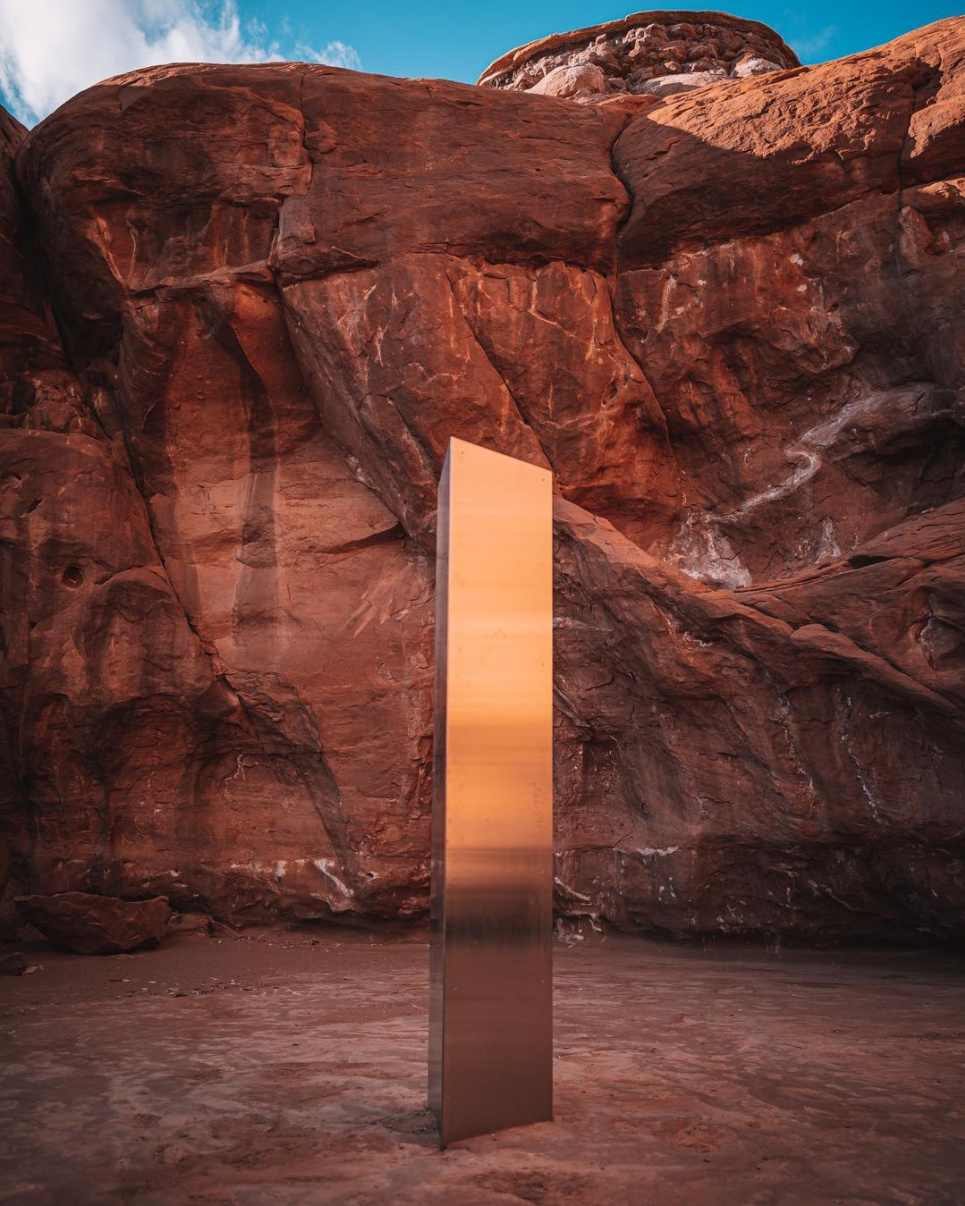 Дослідники дісталися до загадкового моноліту в пустелі (відео)