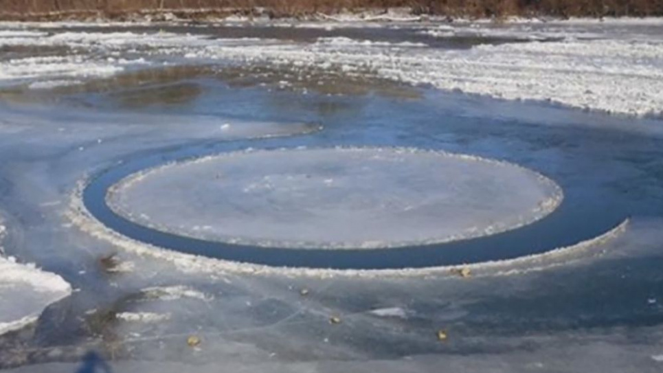 На річках Росії з'явилися крижані кола (відео)