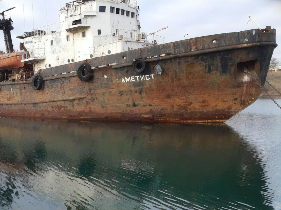 Зафіксували сорбент, нафтові плями та взяли проби води: ДЕІ про ситуацію з танкером «Аметист» Фото: Гордон