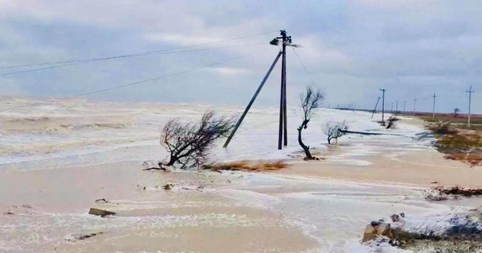 В Запорожской области бешеный шторм затопил побережье Азовского моря (видео)