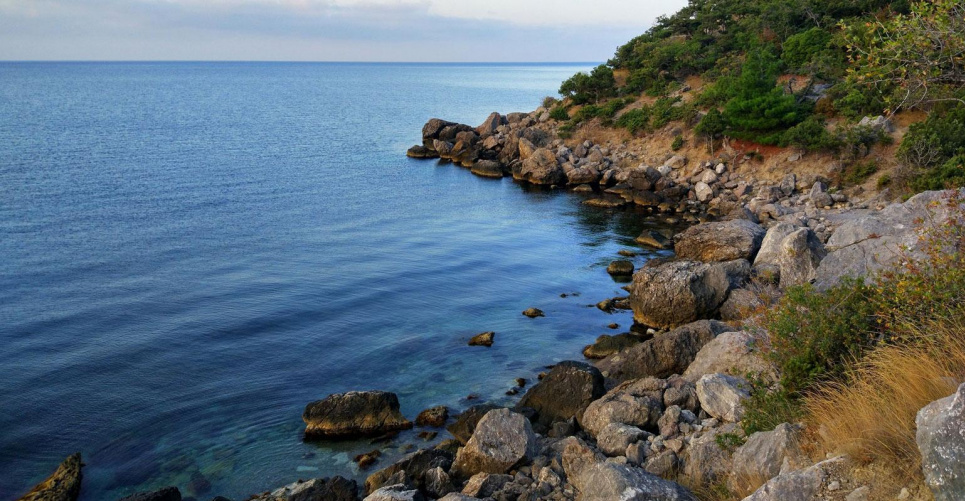 Окупанти перетворили морський берег на півдні Криму на смітник Фото з відкритих джерел