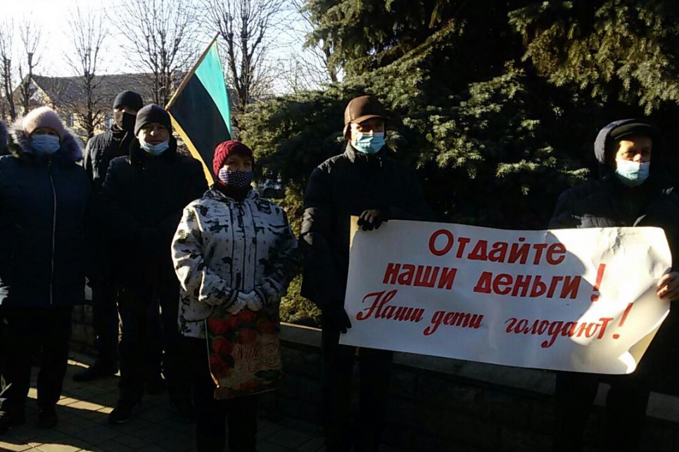 Гірники Мирнограду вийшли на протест та перекрили дорогу Фото: Facebook-сторінка Михайла Волинця
