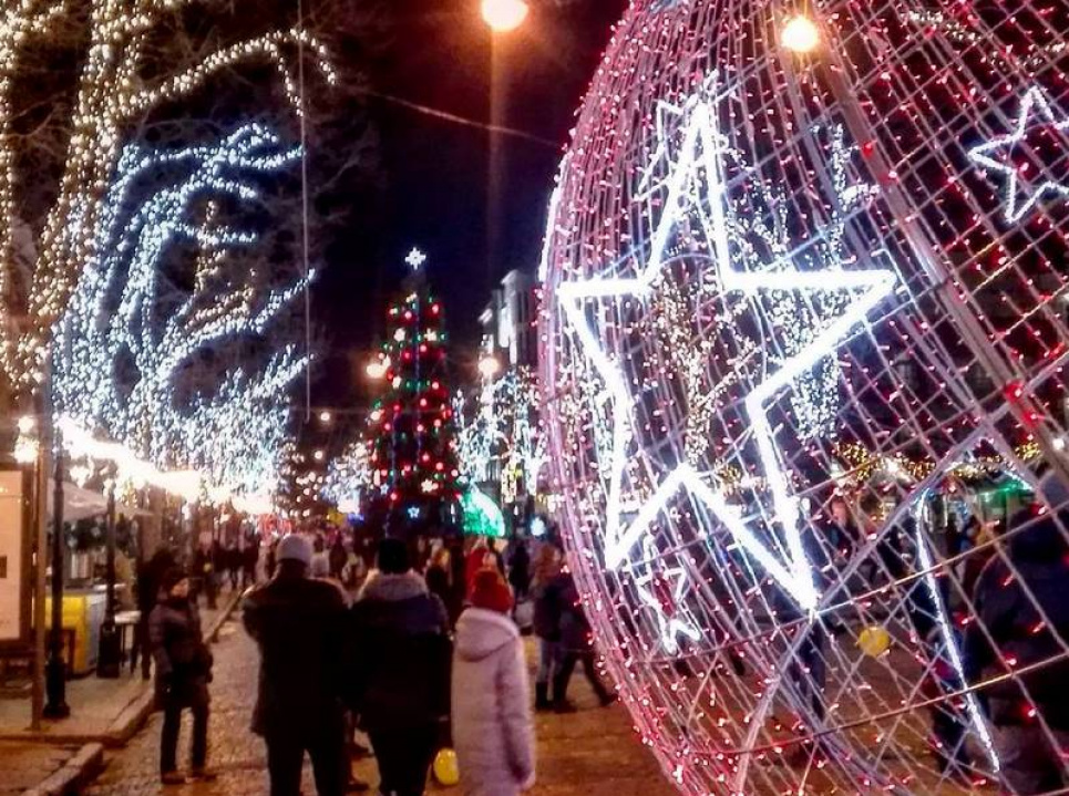 Уряд дозволив гуляти людям в Україні на Новий рік довше