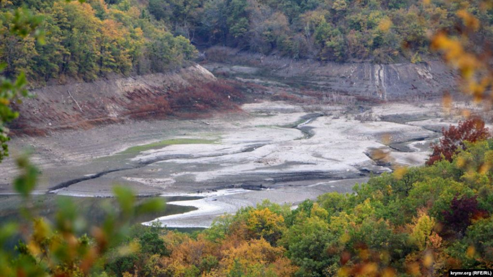 Окупанти викачують останню воду з озер у Криму