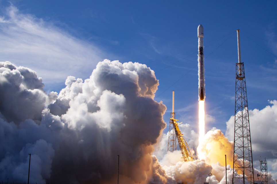 SpaceX запустил на орбиту спутник и установил несколько новых рекордов (видео)
