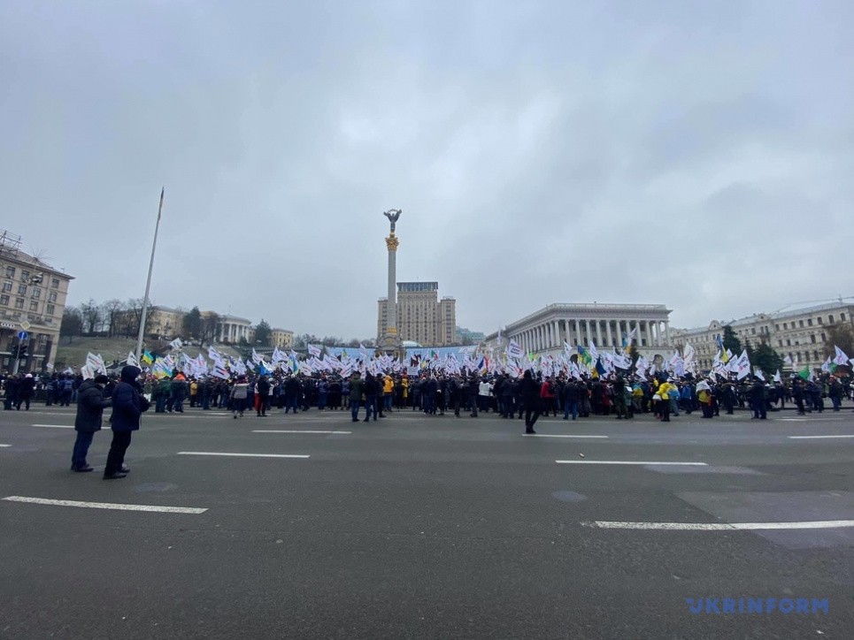Многотысячная демонстрация предпринимателей против карантина перекрыла Крещатик: произошли столкновения, есть пострадавшие (фото) Фото: Укринформ
