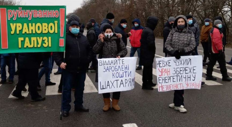 Гірники уранової шахти понад добу страйкують на морозі: перекрили в'їзди та виїзди із Кропивницького Всі фото: https://www.facebook.com/MykhailoVolynets