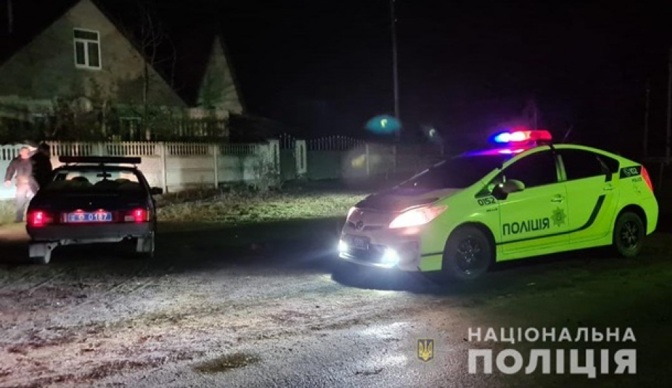 У Київській області стався напад на родину: дорослі в лікарні, дитина — вціліла
