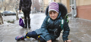 До школи навкарачки: через ожеледь діти травмують спини та коліна