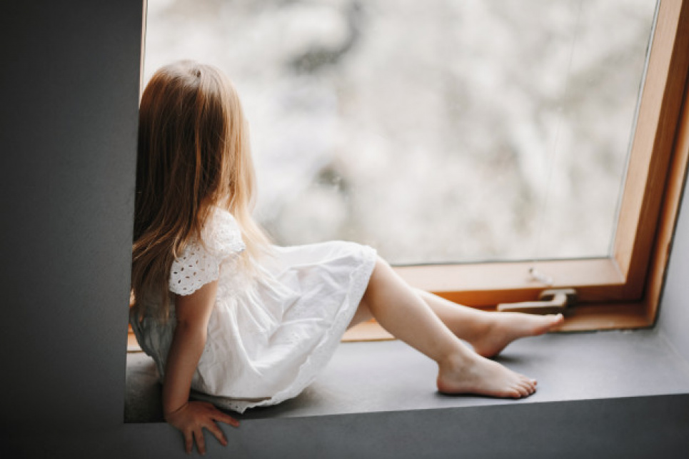 У Франківську школярка намагалася вистрибнути з балкона (відео)