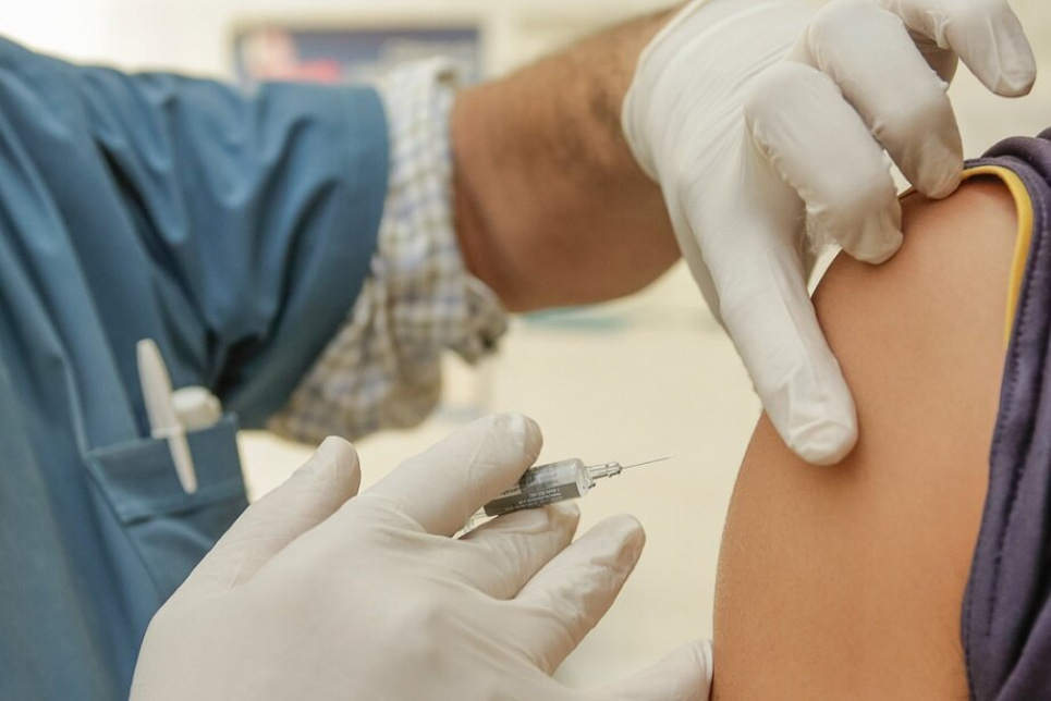 Стало известно, кому категорически нельзя вакцинироваться от COVID-19 перед праздниками