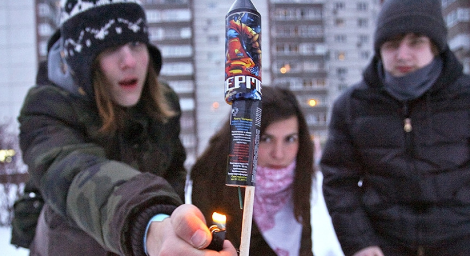 Шокуючі кадри постраждалих від піротехніки: коли свято закінчується травмами Запуск новорічної піротехніки у міському дворі