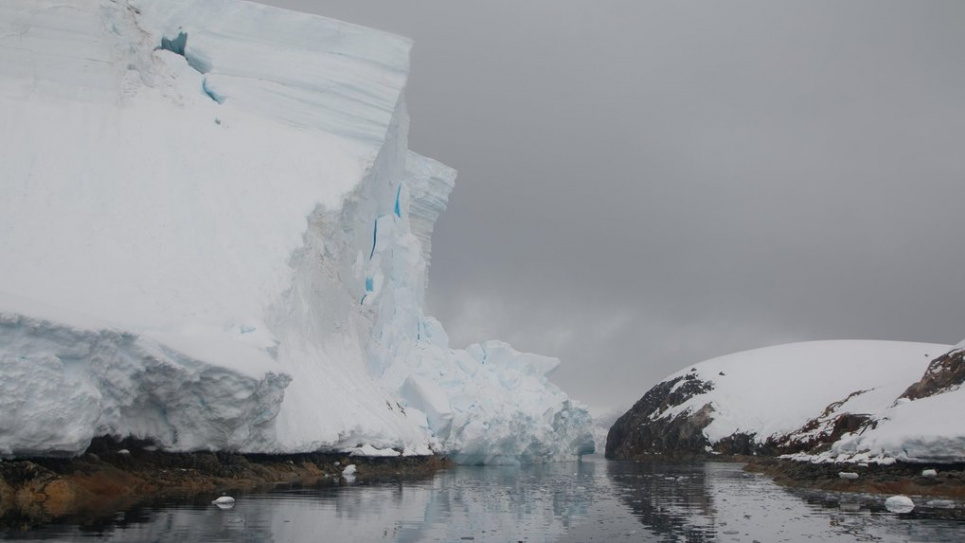 Біля «Академіка Вернадського» відколовся 20-метровий льодовик