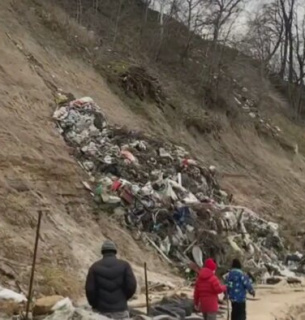 На украинских реках образовались заторы из мусора (видео)