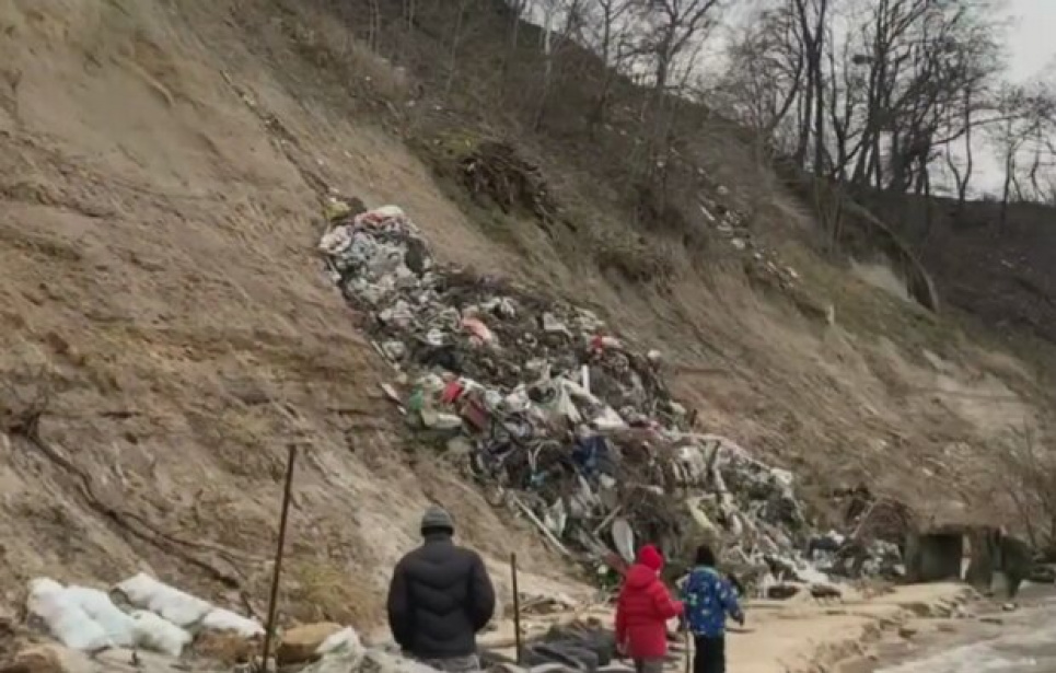 На украинских реках образовались заторы из мусора (видео)