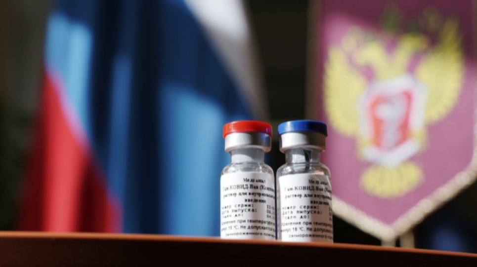 Россия заявила, что хочет испытать свою вакцину в Украине: это вне политики