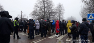 В Харьковской области люди перекрыли трассу в знак протеста и требуют снижения тарифов на газ (видео)